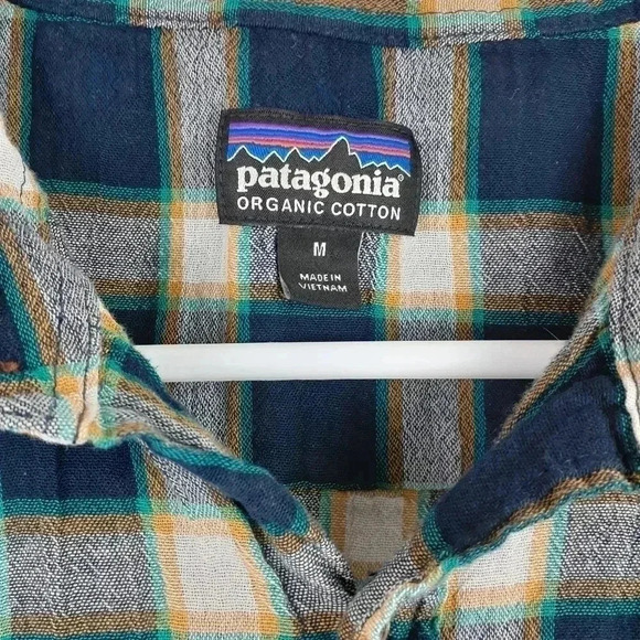 Patagonia Button down Size Medium EUC - Picture 2 of 7